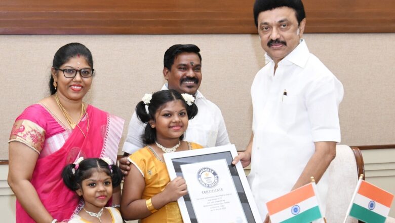ஒரே நிமிடத்தில் 51 பல்கலைக்கழகங்களின் சின்னங்களை அடையாளம் கண்டு கின்னஸ் சாதனை படைத்துள்ள பாடகர் வேல்முருகனின் மகள் ரக்க்‌ஷனா, தமிழக முதல்வரிடம் நேரில் வாழ்த்து