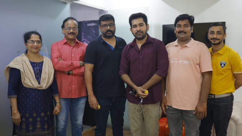 Infiniti Film Ventures வழங்கும், CS அமுதன் இயக்கத்தில், விஜய் ஆண்டனி நடிக்கும் “ரத்தம்” படத்தின் டப்பிங் பணிகள் பூஜையுடன், துவங்கியது !