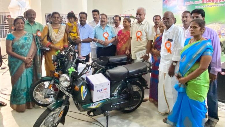 புலவர்.செந்தலை.ந.கவுதமன் மற்றும் சூலூர் கலைப்பித்தனுக்கு மோட்டார் சைக்கிள் பரிசளித்தார் நடிகர் சிவகுமார்