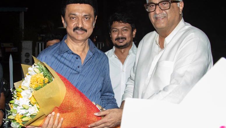 “நெஞ்சுக்கு நீதி” படத்தை பார்த்த பின் மாண்புமிகு தமிழ்நாடு முதலமைச்சர் திரு. மு.க.ஸ்டாலின் அவர்கள் படக்குழுவினரை வாழ்த்தினார்.