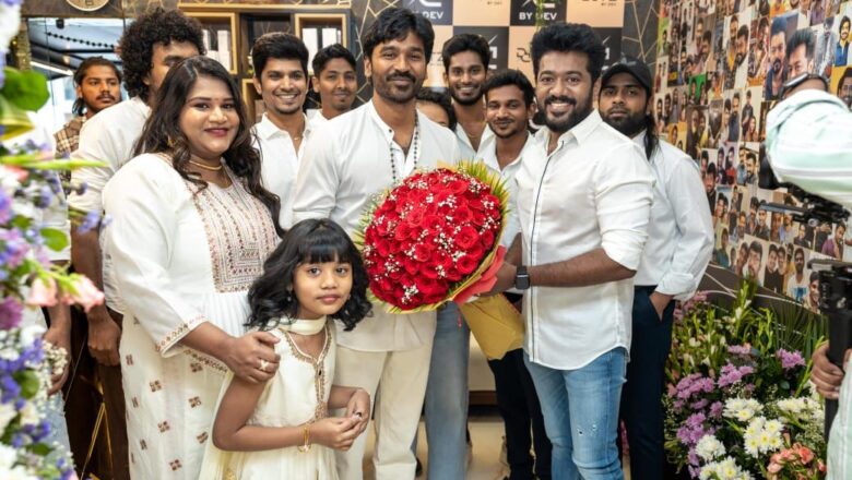 முன்னணி நடிகர் தனுஷ் “DCutz By Dev” சலூனை, சென்னை ஆர்.ஏ.புரத்தில் திறந்து வைத்தார் !!