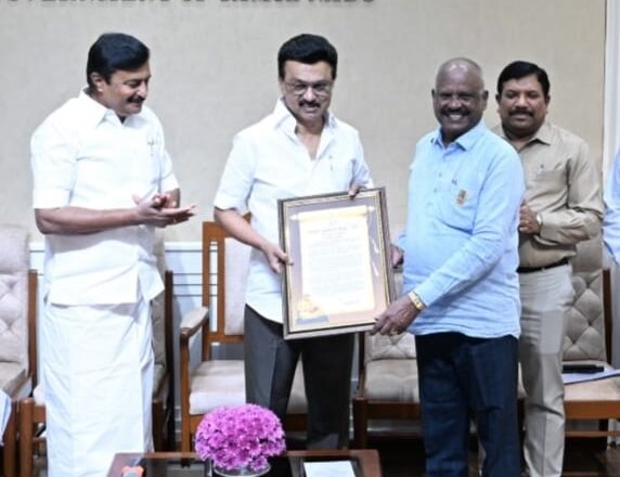 தமிழ்நாடு முதலமைச்சர் திரு. மு. க. ஸ்டாலின் அவர்கள் இன்று  2024-ஆம் ஆண்டிற்கான கலைஞர் எழுதுகோல் விருதினை தினத்தந்தி நாளிதழின் நிர்வாக ஆசிரியர் திரு. டி .இ. ஆர். சுகுமார் அவர்களுக்கு வழங்கி சிறப்பித்தார்.