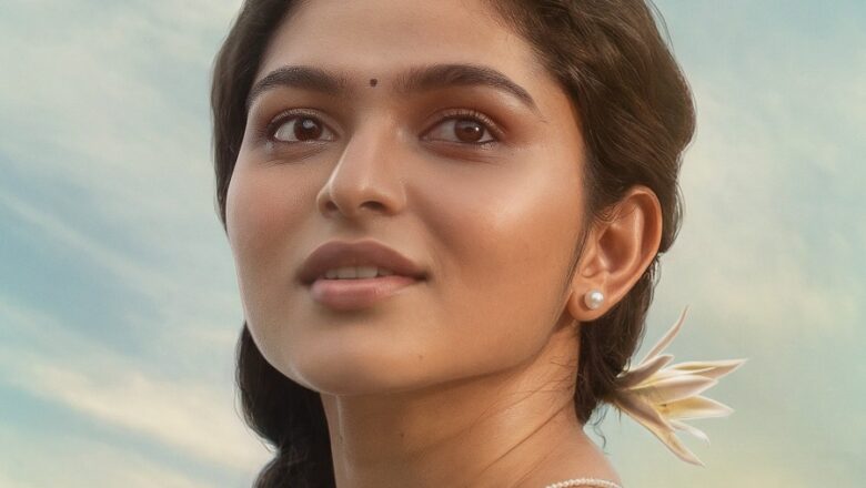 *பள்ளிச்சட்டம்பி (Pallichattambi) திரைப்படத்தில் கயாடு லோஹரின் விண்டேஜ்  (vintage)தோற்றம் வெளியானது*