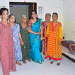 தனது பிறந்தநாளில் முதியோரிடம் ஆசிபெற்ற நடிகை சோனா!