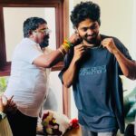 பிரபல இசையமைப்பாளர் ஜீ.வி. பிரகாஷ் பிறந்தநாளில் பின்னணிப் பாடகர் வேல்முருகன் தங்கச் சங்கிலி அன்பளிப்பு!