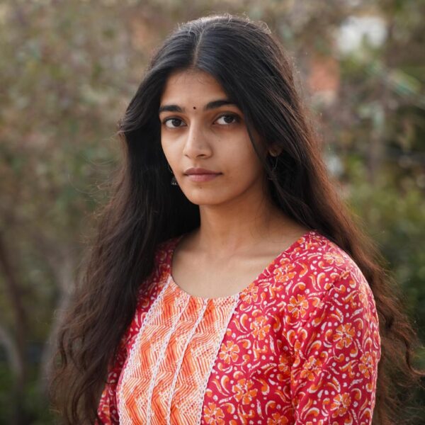 நடிகர் தனுஷின் பன்முகத்தன்மை மற்றும் கதாபாத்திரத்திற்காக தன்னை முழுமையாக மாற்றிக்கொள்ளும் திறனும் தனக்கு மிகப்பெரிய இன்ஸ்பிரேஷன் என்கிறார் வர்ஷினி.