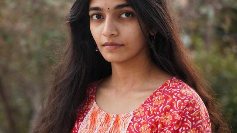 நடிகர் தனுஷின் பன்முகத்தன்மை மற்றும் கதாபாத்திரத்திற்காக தன்னை முழுமையாக மாற்றிக்கொள்ளும் திறனும் தனக்கு மிகப்பெரிய இன்ஸ்பிரேஷன் என்கிறார் வர்ஷினி.