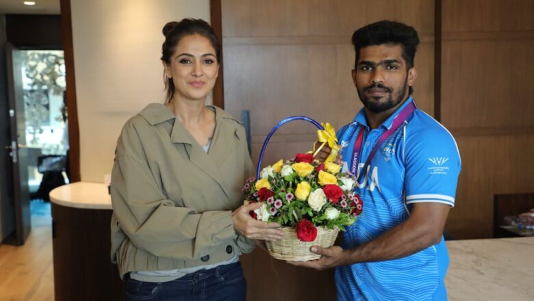 *காமன்வெல்த் போட்டியில் வெள்ளி பதக்கம் வென்ற வீரர் ராஜா முத்துப்பாண்டியை நேரில் அழைத்து வாழ்த்திய நடிகை சிம்ரன்*