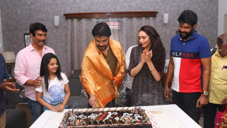 “ஒன் 2 ஒன்” படக்குழுவினருடன் பிறந்த நாள் கொண்டாடிய சுந்தர் C