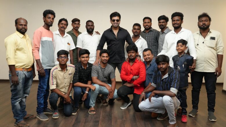 ரசிகர்மன்ற சந்திப்பின் போது தன் ரசிகருக்கு இன்ப அதிர்ச்சி அளித்த நடிகர் அருண் விஜய்