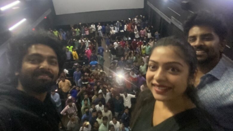 ரசிகர்களுடன் செல்ஃபி எடுத்த ஜி.வி.பிரகாஷ்