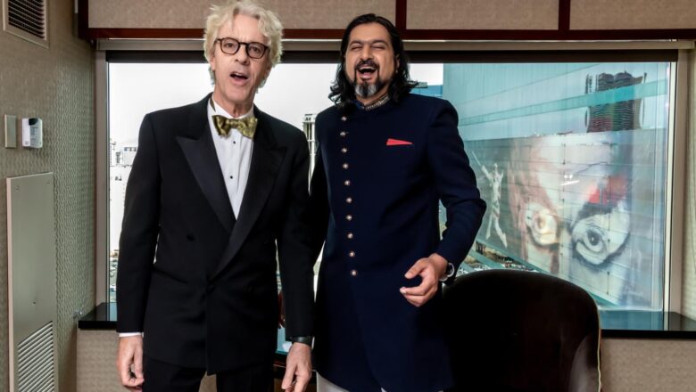 ஸ்டீவர்ட் கோப்லாண்ட், ரிக்கி கேஜ் மற்றும் Lahari Music இணைந்து கிராமி விருதை தங்களின் ‘டிவைன் டைட்ஸ்’ ஆல்பத்திற்காக வென்றுள்ளார்கள்,