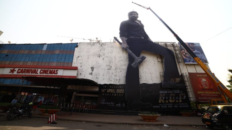 பிரம்மாண்டமான கட் அவுட்டில் கவரும் ‘கே ஜி எஃப் 2’ ராக்கிங் ஸ்டார் யஷ்