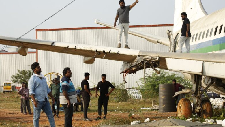 நடிகர் ஜெய் நடிக்கும் “பிரேக்கிங் நியூஸ்” படத்திற்காக, 1 கோடி ரூபாய் மதிப்பிலான கார்கோ விமான செட் அமைக்கப்பட்டு படமாக்கப்பட்டுள்ளது.