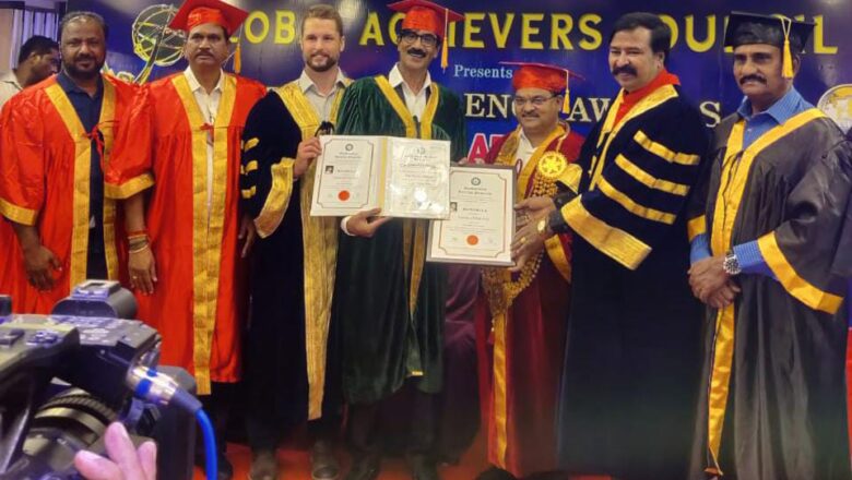 நடிகர் மனோபாலா, பூச்சி முருகனுக்கு சவுத் வெஸ்டர்ன் அமெரிக்க பல்கலைக்கழகம் டாக்டர் பட்டம் வழங்கியுள்ளது