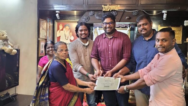 எழுத்தாளர் பாலகுமாரனுக்கு அங்கீகாரம் அளித்த ‘பயணிகள் கவனிக்கவும்’ படக்குழுவினர்.