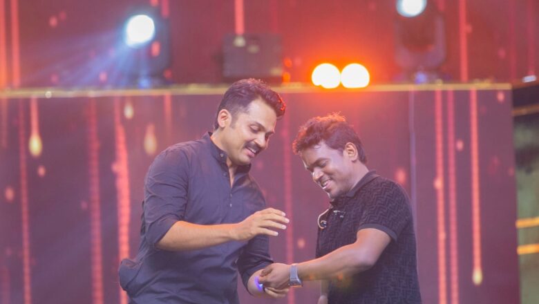 திரைத்துறையில் 25 ஆண்டுகளை நிறைவு செய்த யுவனுக்கு விலையுயர்ந்த பிரீமியம் கைக்கடிகாரத்தை  தனது அன்பின் அடையாளமாக வழங்கியுள்ளார் கார்த்தி.