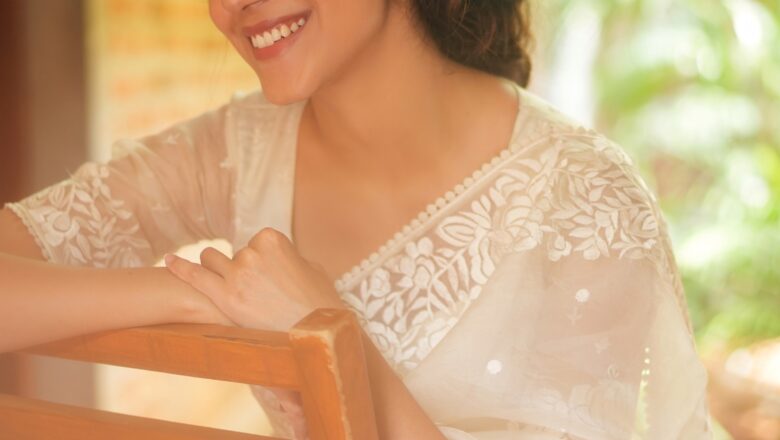 தென்னிந்திய திரைத்துறையை கலக்கும் நடிகை ரிது வர்மா !