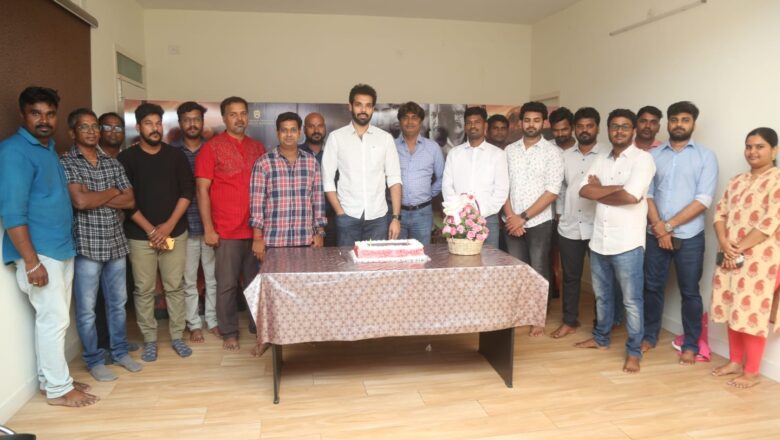 ‘மாயோன்’ இயக்குநருக்கு தங்கசங்கிலி பரிசளித்த நாயகன் சிபிராஜ்