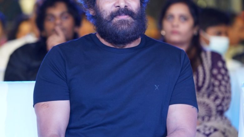 கோப்ரா’வில் ஏழு கேரக்டர்களுக்கும் வித்தியாசமாக பின்னணி பேசியிருக்கிறேன்- சீயான் விக்ரம்