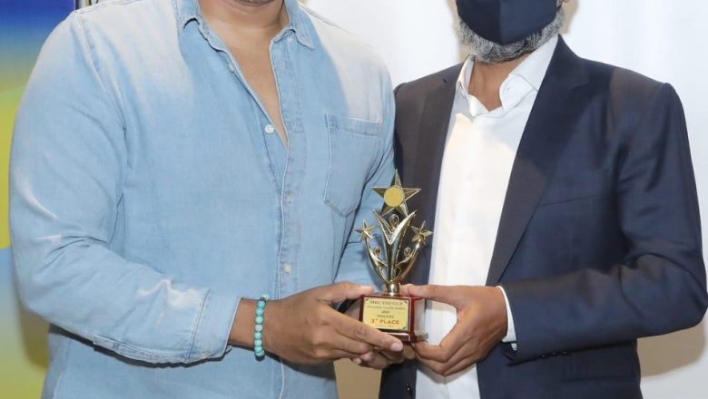 மெட்ராஸ் ரேஸ் கிளப் நடத்தி வரும் ஸ்னூக்கர் விளையாட்டு போட்டியில் நடிகர் ரஹ்மான்  பரிசுகளை வென்றுள்ளார்.