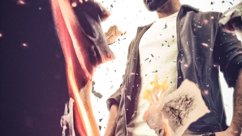  Pramod Films  பிரதீக் சக்ரவர்த்தி & ஸ்ருதி நல்லப்பா வழங்கும், சாம் ஆண்டன் இயக்கத்தில், நடிகர் அதர்வா முரளி நடித்துள்ள “ட்ரிகர்” படத்தின் செகண்ட் லுக்  பெரும் வரவேற்பை பெற்றுள்ளது !