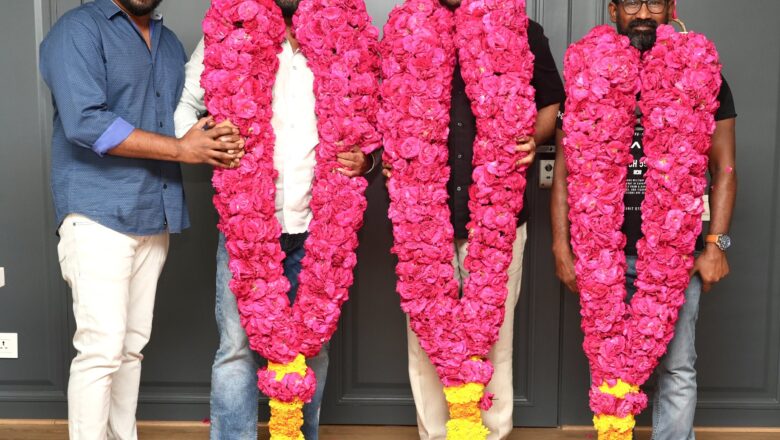 ‘விருமன்’ வெற்றிக்காக கார்த்திக்கு மாலை அணிவித்த விநியோகஸ்தர் சக்தி பிலிம் பேக்டரி சக்திவேலன்