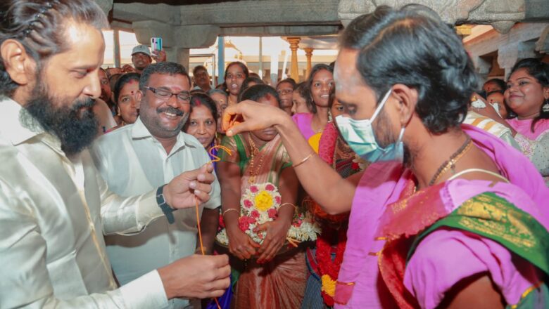 வீட்டில் பணியாற்றும் ஊழியரின் இல்லத் திருமணத்தில் கலந்து கொண்ட சீயான் விக்ரம்