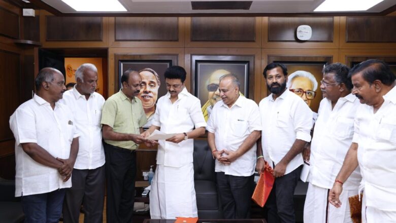 தமிழக முதல்வரிடம் பொதுக்குழு தீர்மானங்களை வழங்கினார் தமிழ் திரைப்பட தயாரிப்பாளர் சங்க தலைவர்