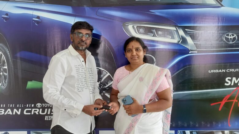 இயக்குநர் ராம்நாத் பழனிக்குமாருக்கு காரை பரிசளித்த ‘ஆதார்’ பட தயாரிப்பாளர்