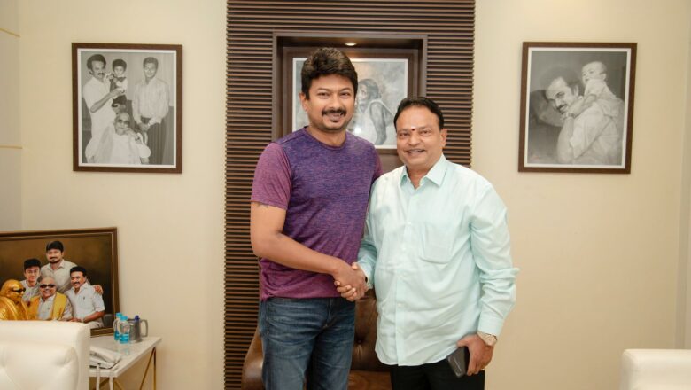 “வெந்து தணிந்தது காடு” படத்தை தமிழகமெங்கும் ரெட் ஜெயன்ட் மூவிஸ் சார்பாக வெளியிட்ட திரு. உதயநிதி ஸ்டாலின் அவர்களை அப்படத்தின் தயாரிப்பாளர் திரு ஐசரி கே.கணேஷ் இன்று நேரில் சந்தித்து தனது நன்றியையும் வாழ்த்துக்களையும் தெரிவித்தார்.