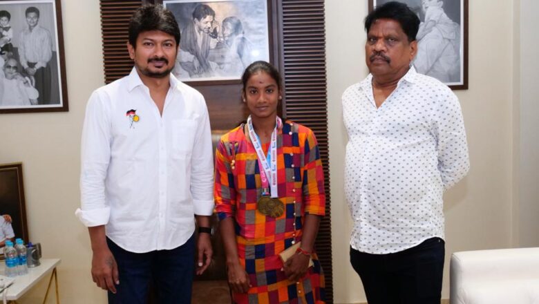 போல் வால்ட் விளையாட்டில், தேசிய சாதனை படைத்திட்ட தஞ்சைப்பெண் ரோசி மீனா, திரு.உதயநிதி ஸ்டாலின் அவர்களை சந்தித்து வாழ்த்துப் பெற்றார்.