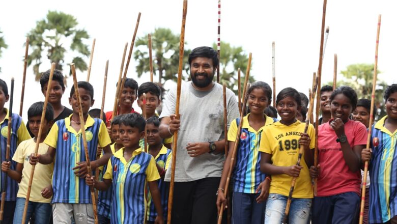 பிரின்ஸ் பிக்சர்ஸ் S.லக்ஷ்மண் குமார் தயாரித்துள்ள  ‘காரி’ திரைப்படம் வரும் நவ-25 ஆம் தேதி திரையரங்குகளில் வெளியாகிறது.