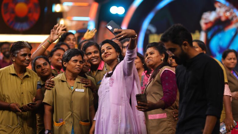 பெண் ஓட்டுனருக்கு ஆட்டோவை பரிசளித்த ‘டிரைவர் ஜமுனா’ படக் குழு