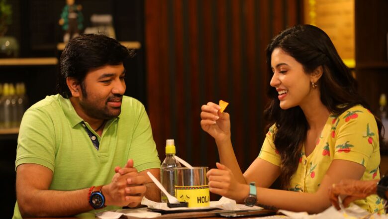 சிங்கிள் ஷங்கரும் ஸ்மார்ட்போன் சிம்ரனும் – விமர்சனம்