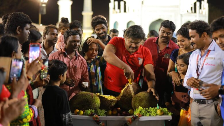 மன்சூர் அலிகான் தயாரித்து, நடித்துவரும் படம் “சரக்கு”! படப்பிடிப்பில் தனது பிறந்தநாளை பலாப்பழம் வெட்டி, படக்குழுவினர்களோடு கொண்டாடினார்!