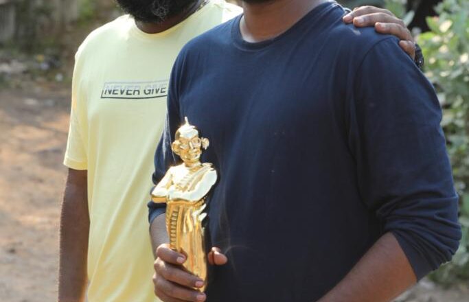 ஆனந்த விகடன் விருதுகள் விழாவில் சிறந்த வசனத்திற்கான  விருதை வென்ற  தமிழரசன் பச்சமுத்து,”லேபிள்” வெப் சீரிஸின்  படக்குழுவினருடன் தனது மகிழ்ச்சியை பகிர்ந்து கொண்டார்.