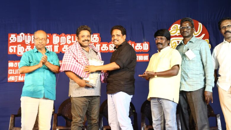 சென்னையில் நடைபெற்ற கலைஇரவு விழாவில் இயக்குநர் சீனுராமசாமியை தமிழ்நாடு முற்போக்கு எழுத்தாளர் கலைஞர்கள் சங்கத்தின் மதிப்புறு தலைவரும் மதுரை எம். பி. யுமான சு. வெங்கடேசன் பாராட்டி சிறப்பித்தார்.
