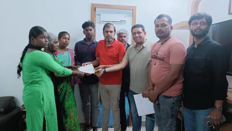 ’வெப்பன்’ படத்தயாரிப்பாளர்கள் படப்பிடிப்பு விபத்தின் போது இறந்த லைட் மேன் குடும்பத்திற்கு 12 லட்ச ரூபாய் வழங்கியுள்ளனர்!