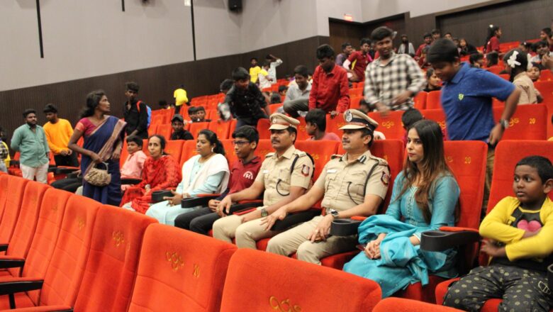  சென்னை பெருநகர காவல் சிறுமியர் மற்றும் சிறுவர் மன்றங்களை சேர்ந்த சிறார்களுக்காக ஏ.ஜி.எஸ் திரையரங்கில் ‘பொன்னியின் செல்வன்-2’ சிறப்புக்காட்சியாக திரையிடப்பட்டது