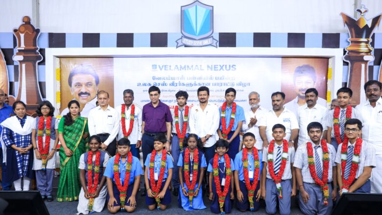 வேலம்மாள் பள்ளியில் செஸ் சாம்பியன்களுக்கு மாபெரும் பாராட்டு விழா: அமைச்சர்கள் உதயநிதி ஸ்டாலின், சேகர் பாபு பங்கேற்பு; ரூ.60 லட்சம் ரொக்கப் பரிசு வழங்கப்பட்டது.