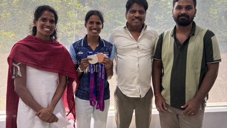 19வது ஆசிய விளையாட்டுப் போட்டிகளில் வெற்றி பெற்ற நித்யா ராமராஜ் அவர்களுக்கு ரெட் ஜெயன்ட் மூவிஸ் M.செண்பகமூர்த்தி பரிசு வழங்கி பாராட்டு.  