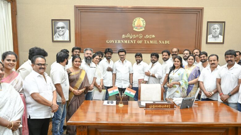 சின்னத்திரை நடிகர் சங்க புதிய நிர்வாகிகள் தமிழக முதல்வரை சந்தித்து வாழ்த்து பெற்றனர்