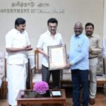 தமிழ்நாடு முதலமைச்சர் திரு. மு. க. ஸ்டாலின் அவர்கள் இன்று  2024-ஆம் ஆண்டிற்கான கலைஞர் எழுதுகோல் விருதினை தினத்தந்தி நாளிதழின் நிர்வாக ஆசிரியர் திரு. டி .இ. ஆர். சுகுமார் அவர்களுக்கு வழங்கி சிறப்பித்தார்.