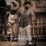 *மண்ணின் மணம்… கண்ணில் தீ… ‘சம்பரால எட்டிகட்டு’(Sambarala Yetigattu) சங்கராந்தி (Sankranti) போஸ்டரில் சாய் துர்கா தேஜின் கிராமத்து அவதாரம் !!*