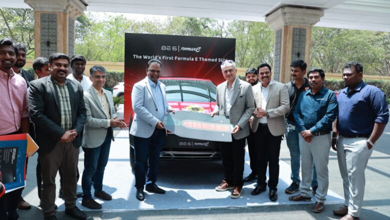 *நடிகர், ரேசர் அஜித் குமார் மகிந்திரா பிஇ 6 ஃபார்முலா இ எடிஷன் காரை தனக்கு சொந்தமாக்கியுள்ளார்*!