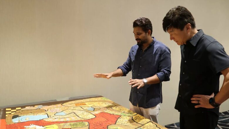 ஐகான் ஸ்டார் அல்லு அர்ஜுன் கீக் பிக்சர்ஸ் தலைமை நிர்வாக அதிகாரி டோமட்சு கோசானோவுக்கு ’சீதா ராம கல்யாணம்’ ஓவியத்தை பரிசளித்தார்!