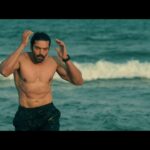 *’மிஸ்டர் X’ படத்திற்காக 20 அடி ஆழமுள்ள தண்ணீருக்கடியிலான அதிரடி காட்சியில் மொத்த சக்தியையும் பயன்படுத்திய ஆர்யா*