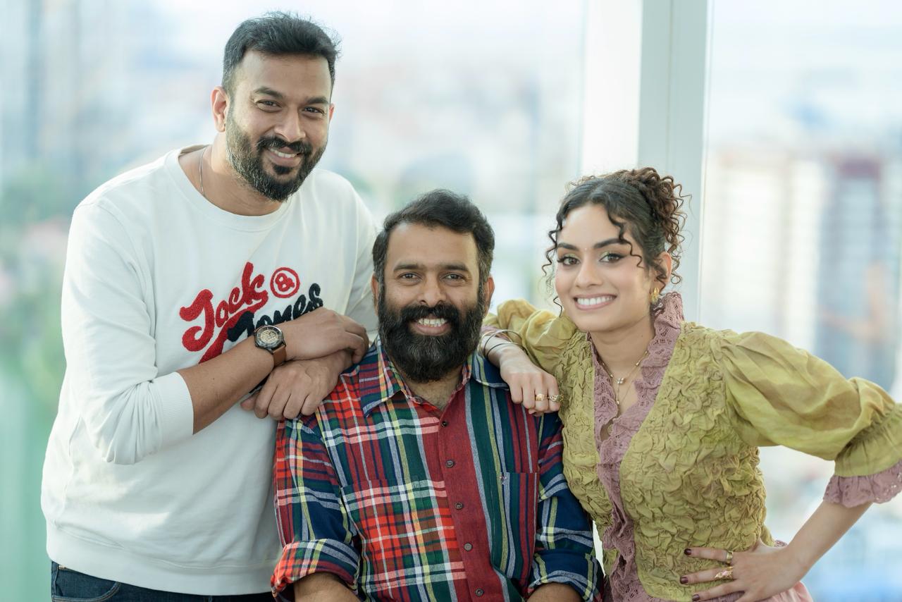 *வாரி வாரி பாடல் மூலம் ரசிகர்களை கவர்ந்த பாப் நட்சத்திர பாடகி தீ (DHEE)*